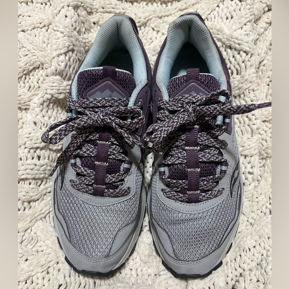 Saucony running shoes size 8